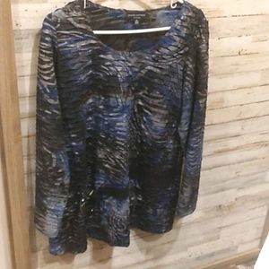 Amanda Matthew's women's top.     Box 240